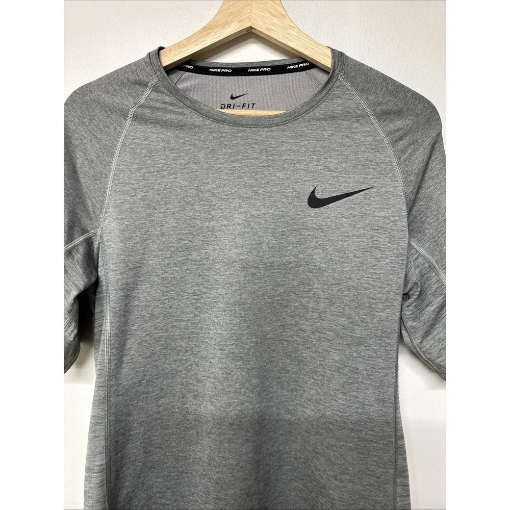 Nike Pro Dry Fit Shirt Size M Short Sleeve Womens Crew Neck Gray Athletic Fit